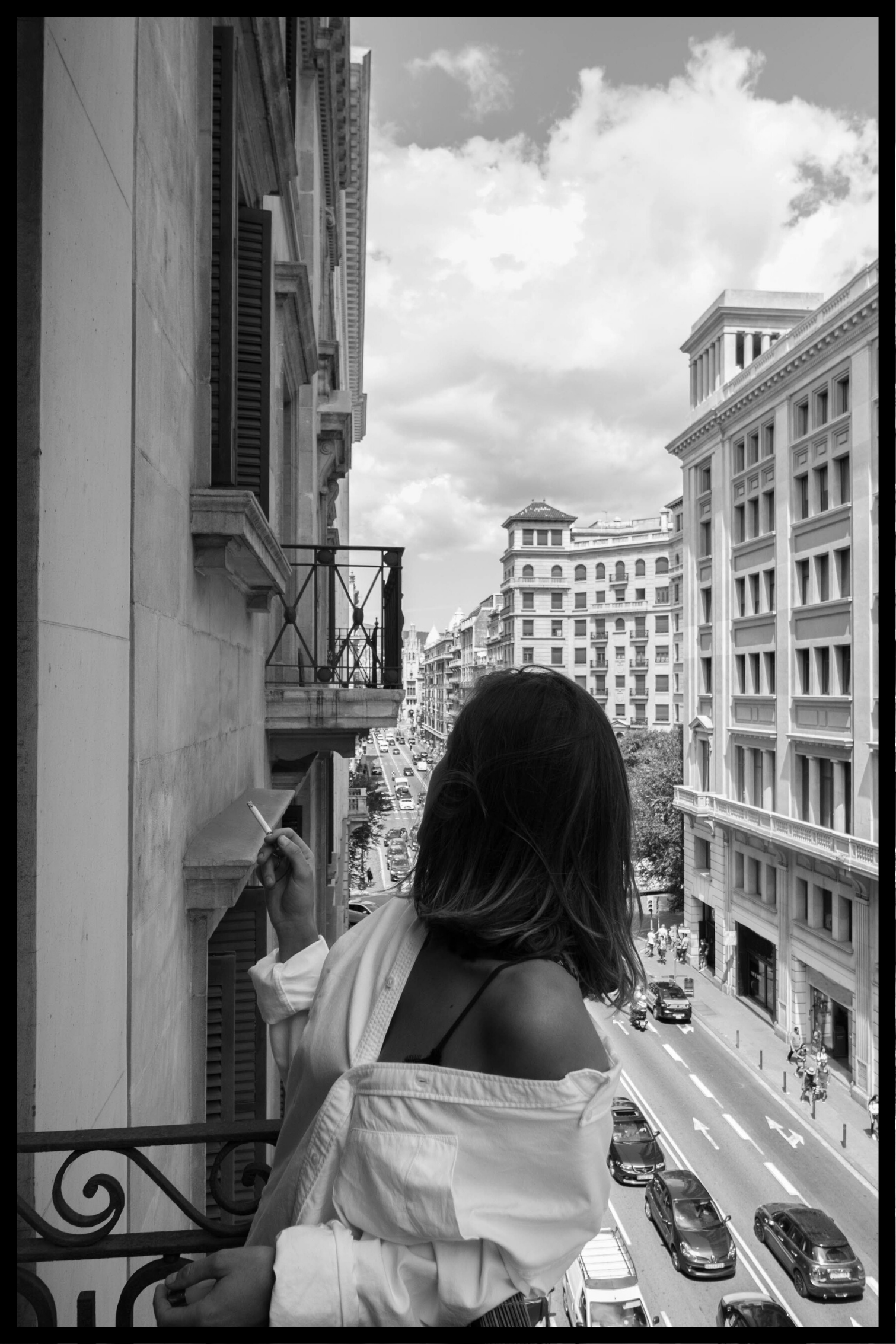 Jonge vrouw op balkon poster