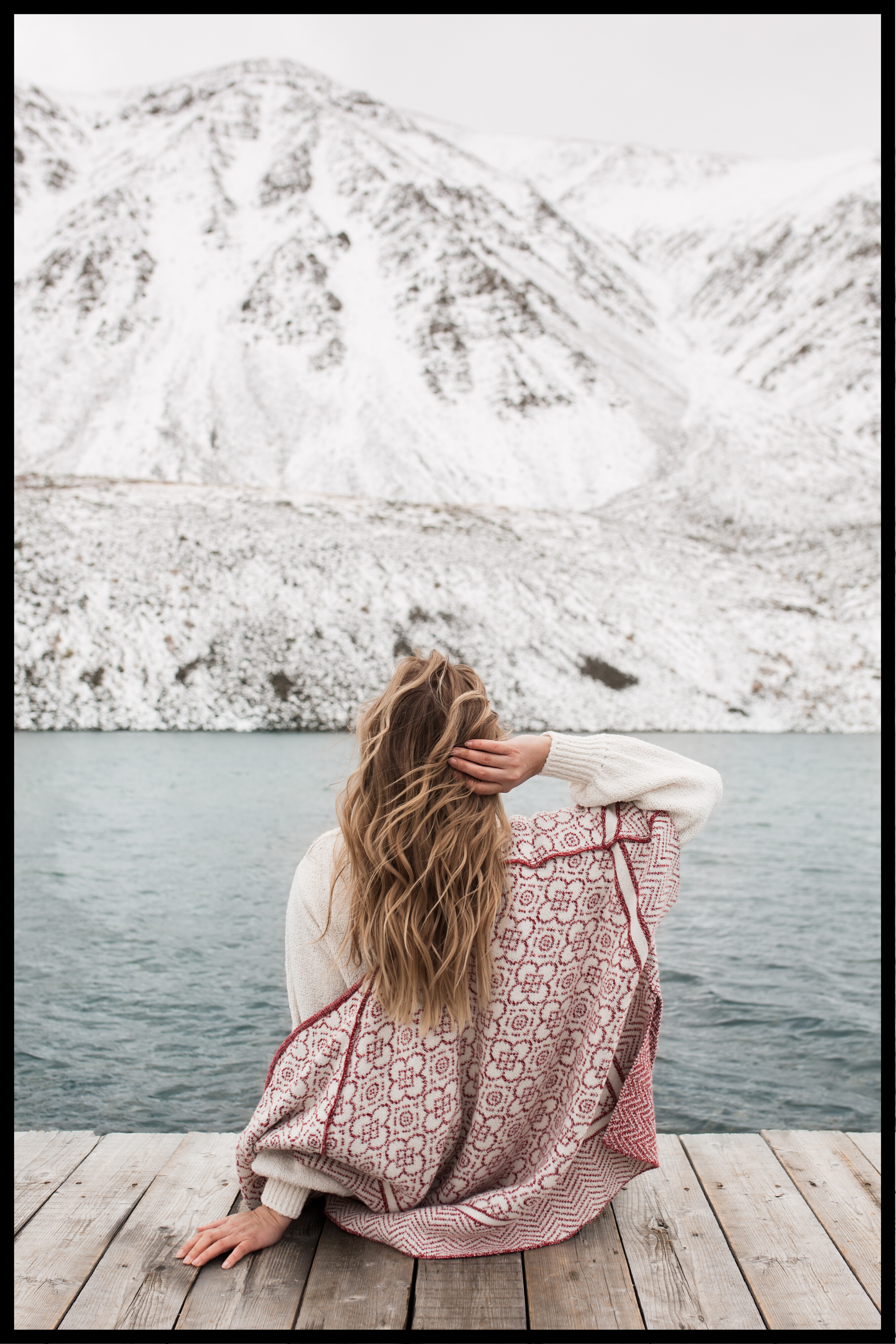 vrouw bij het meer poster